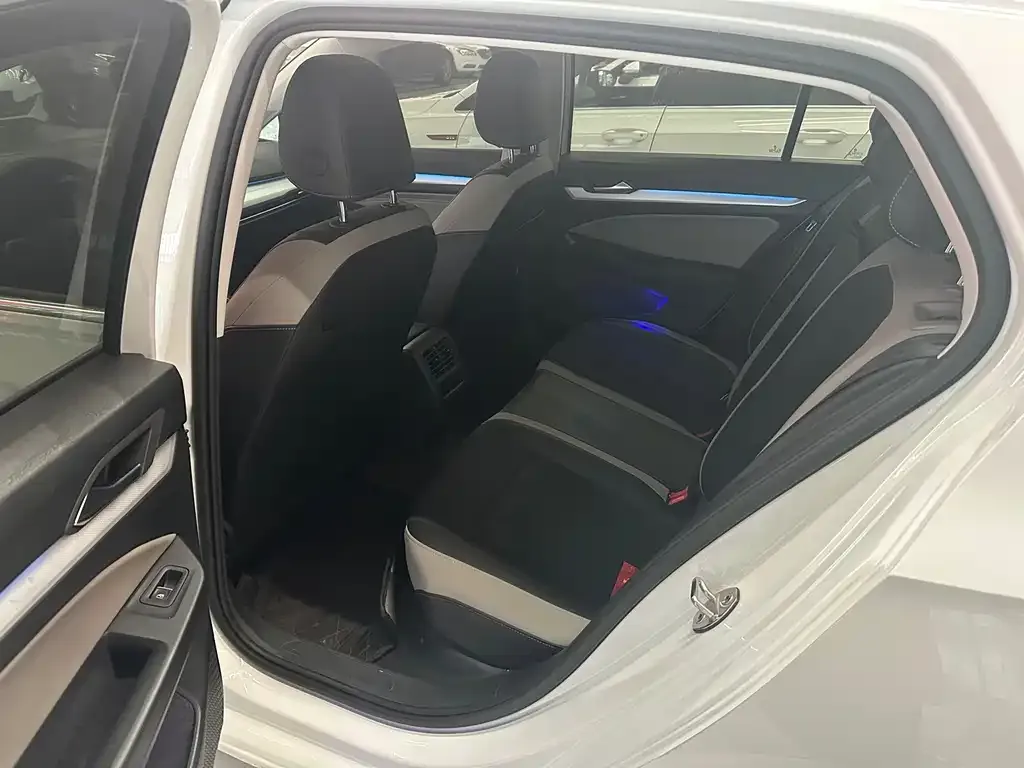 Volkswagen Golf 2022 из CN, фото 8