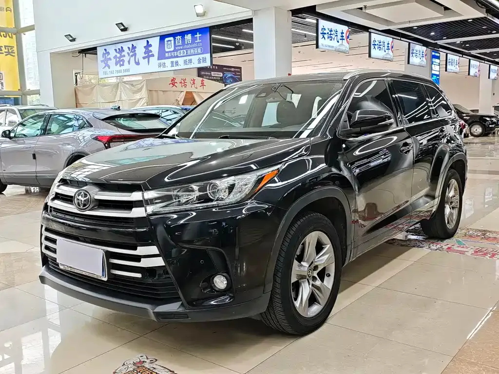 Toyota Highlander — фото 1