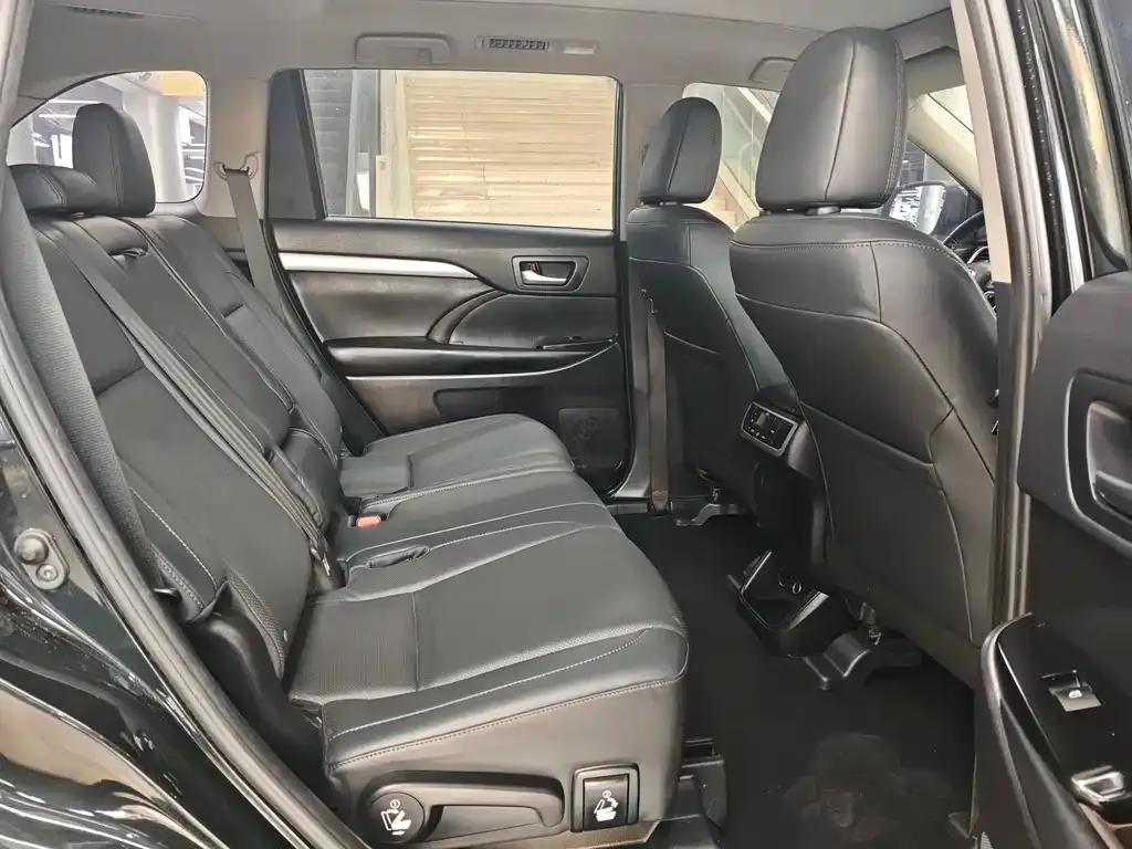 Toyota Highlander — фото 10