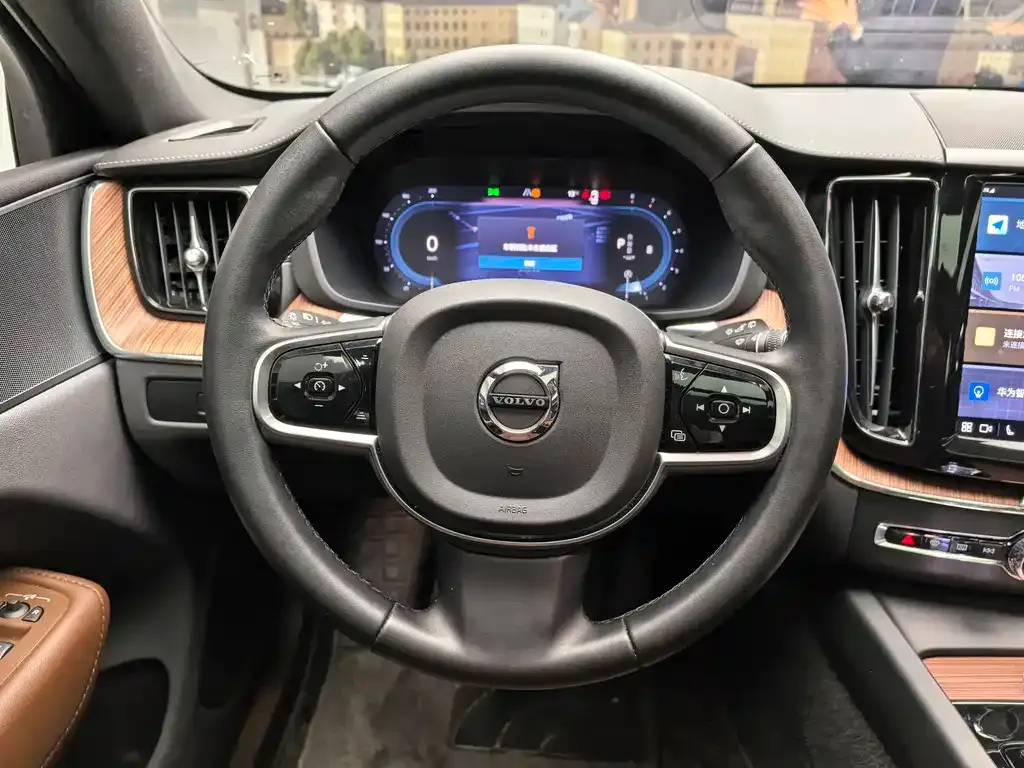 Volvo XC60 — фото 7