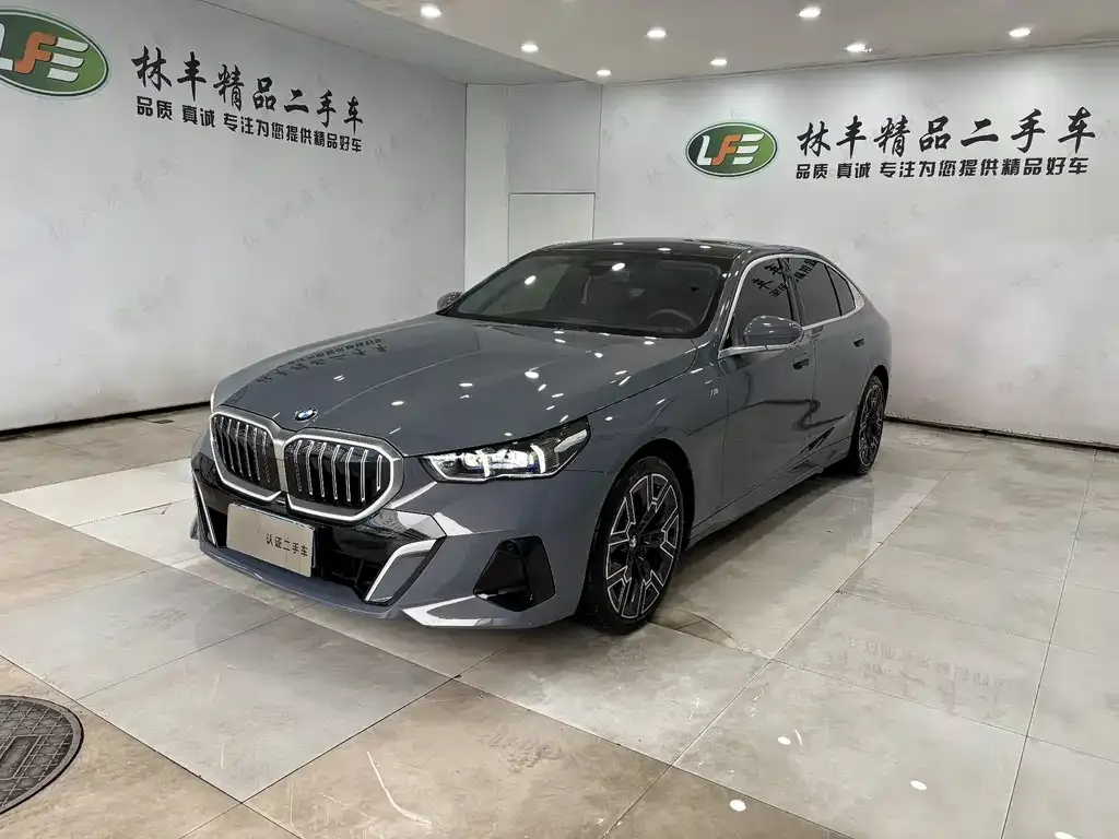 BMW 5 Series — фото 1