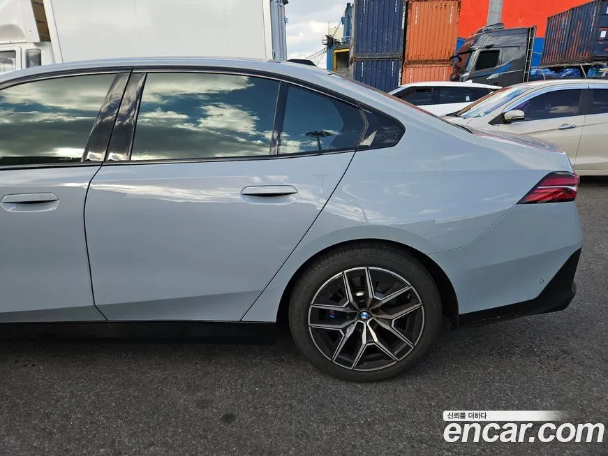 BMW 5-Series 2025 из KR, фото 5