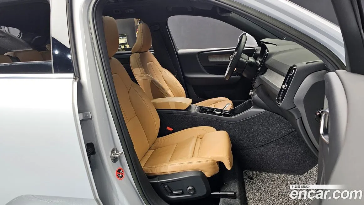 Volvo XC40 — фото 10