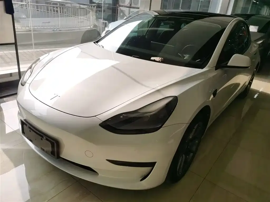 Tesla Model 3 — фото 1
