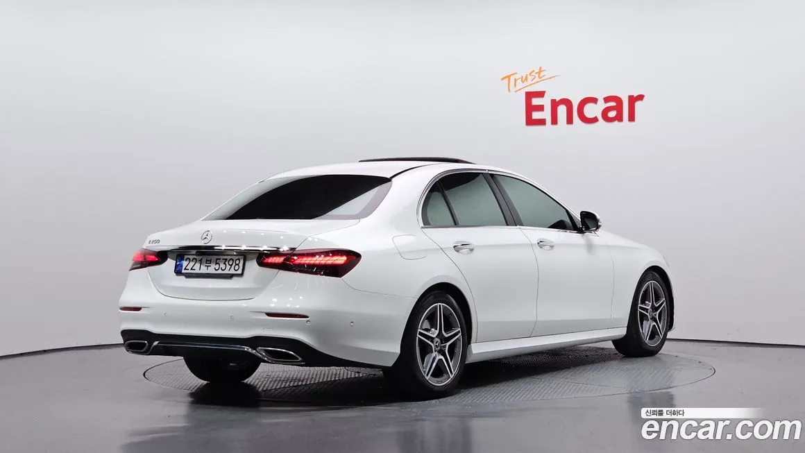 Mercedes-Benz E-Class — фото 2