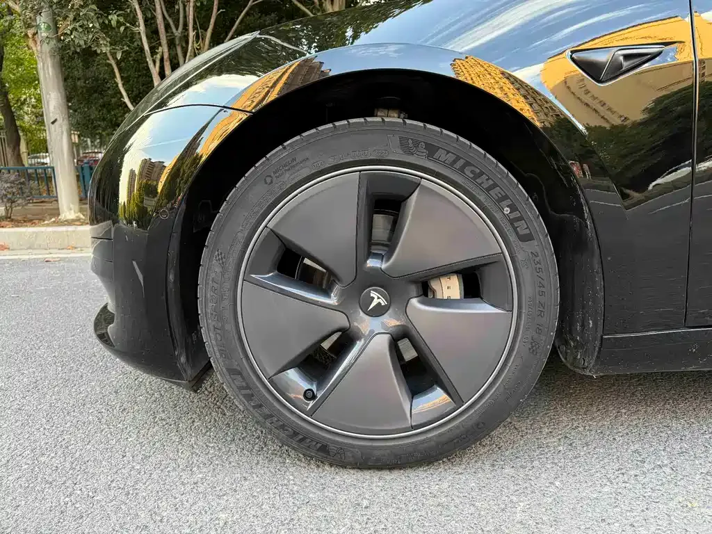 Tesla Model 3 — фото 10