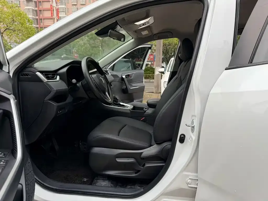Toyota RAV4 2024 из CN, фото 4