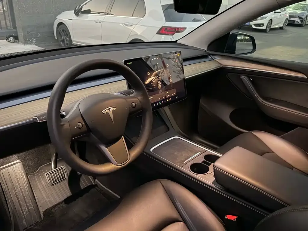 Tesla Model Y — фото 3