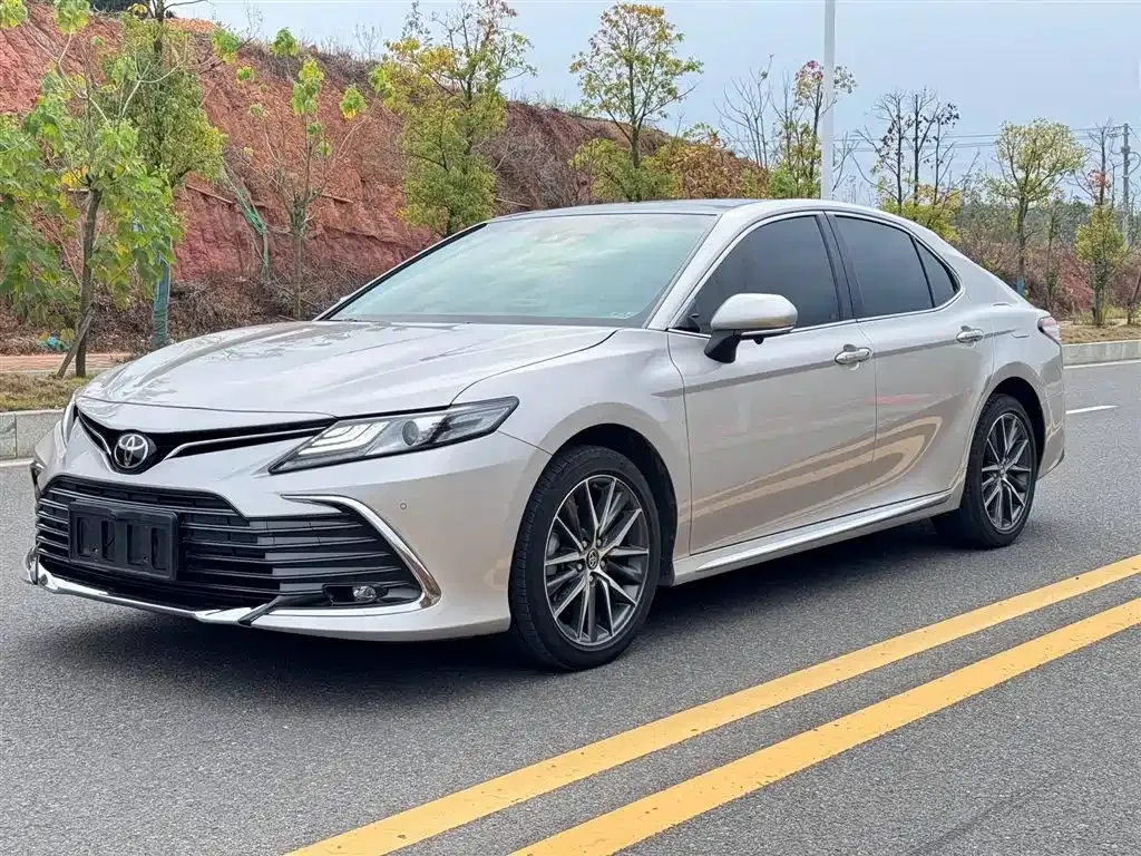 Toyota Camry — фото 1