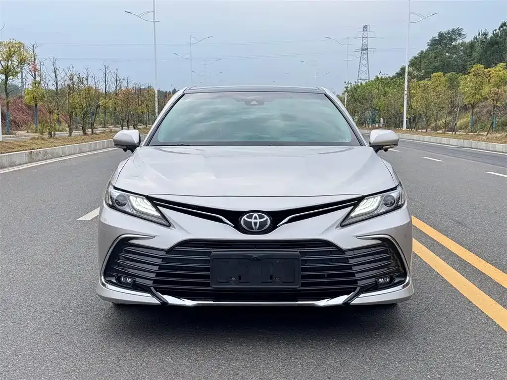 Toyota Camry — фото 2