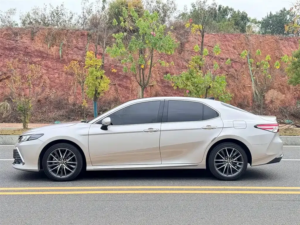 Toyota Camry — фото 4