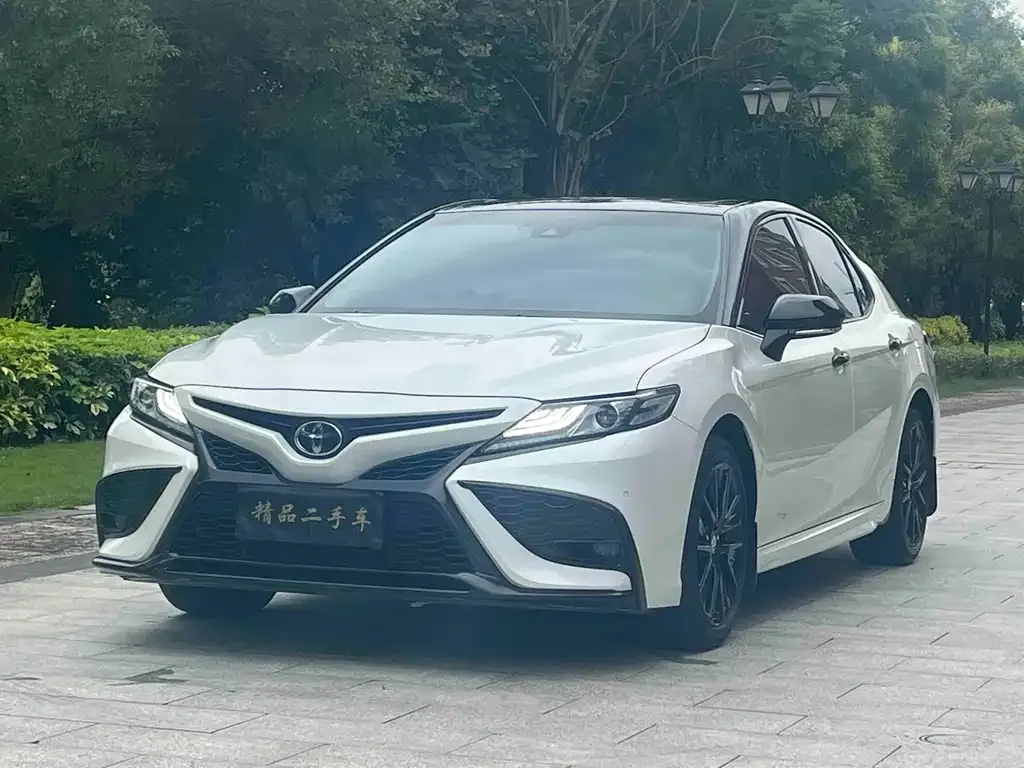 Toyota Camry — фото 1