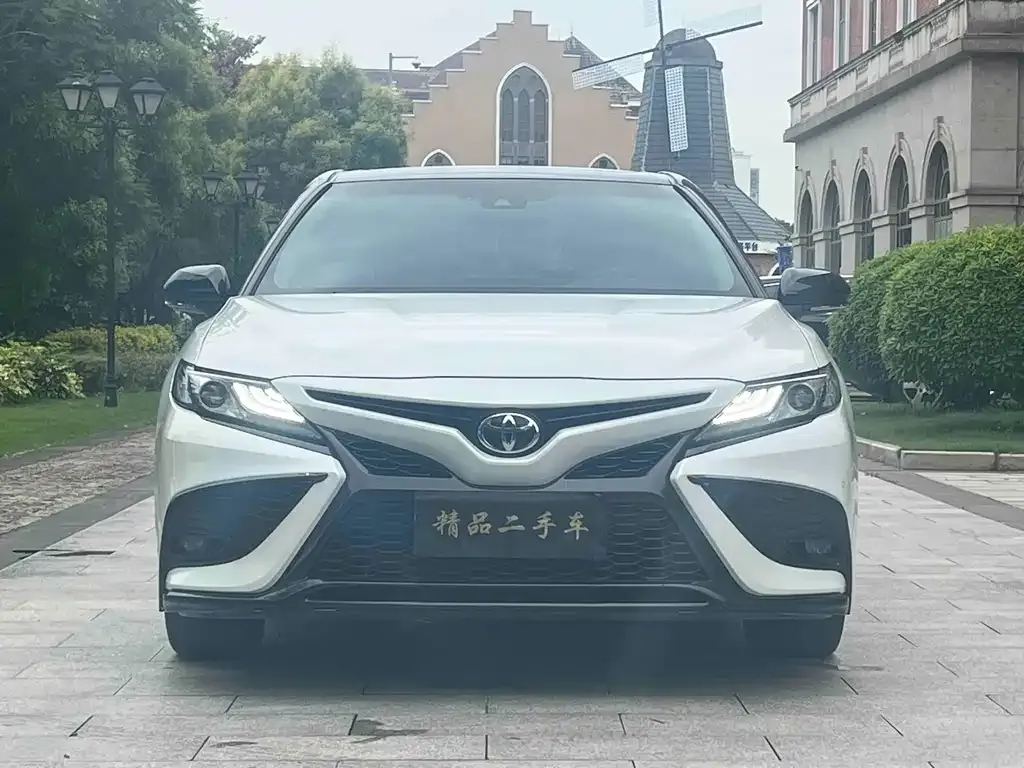 Toyota Camry — фото 2