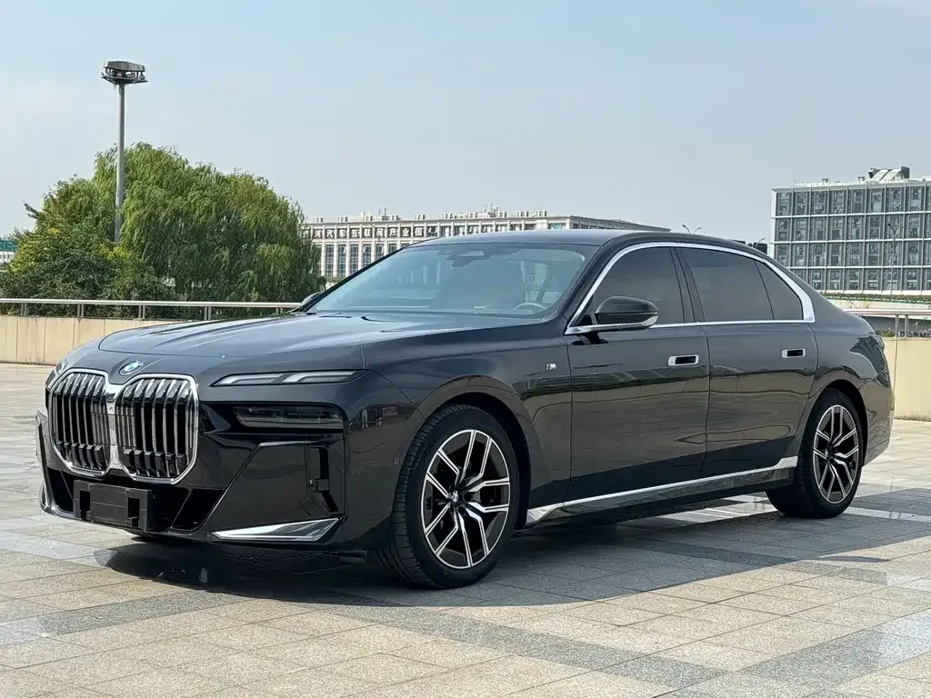 BMW 7 Series — фото 1