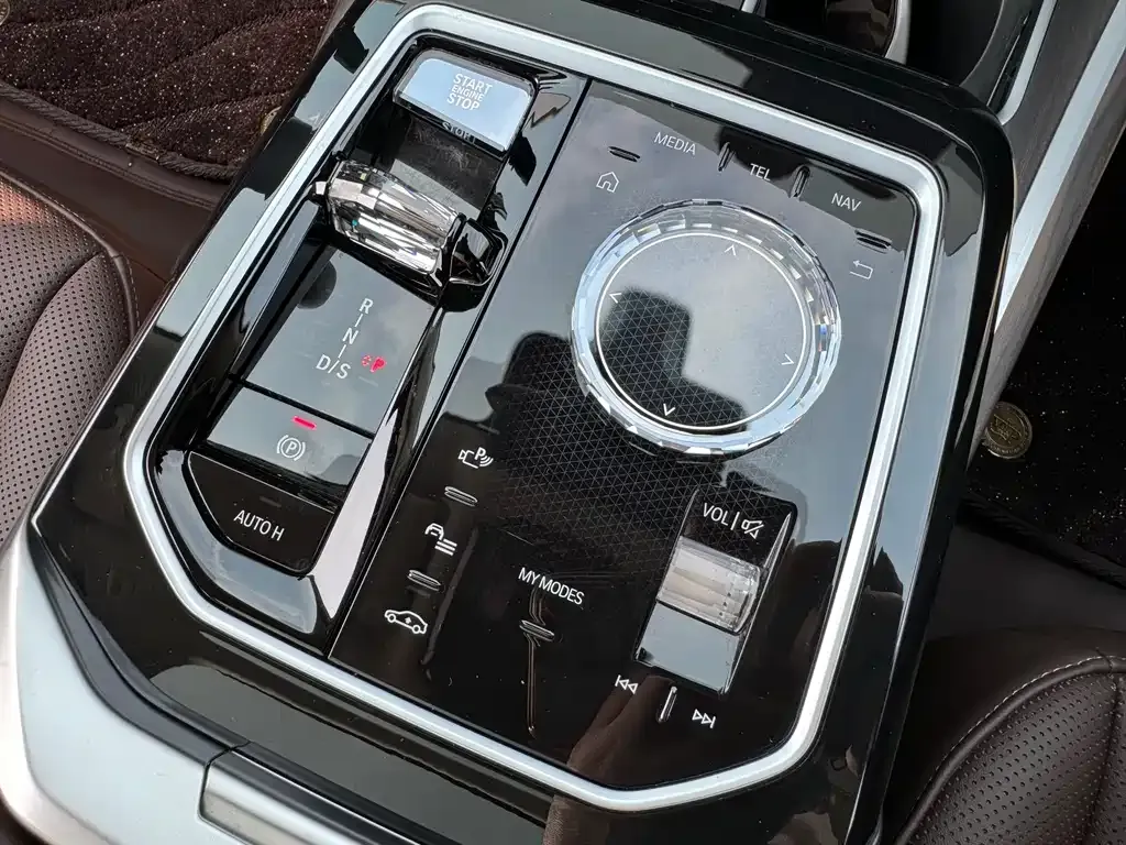 BMW 7 Series — фото 10