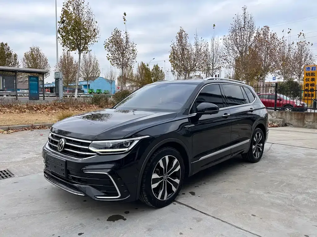 Volkswagen Tiguan L — фото 1
