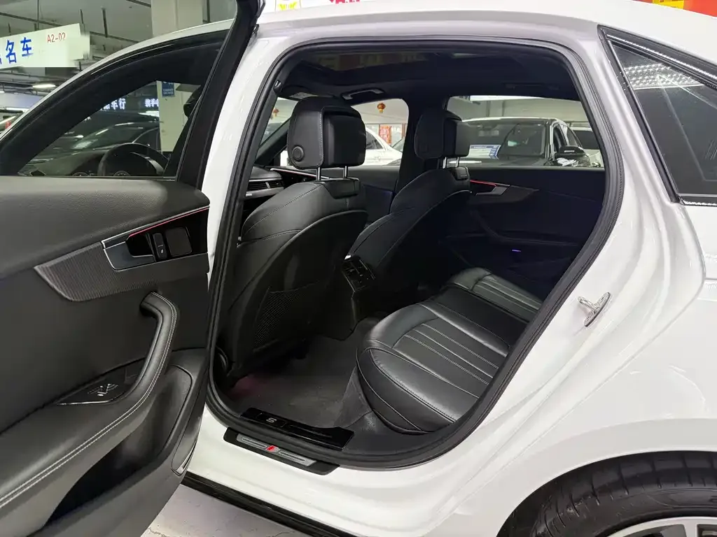 Audi A4L 2023 из CN, фото 9
