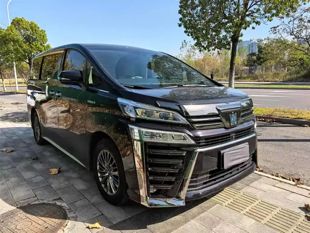 Toyota Vellfire — фото 1