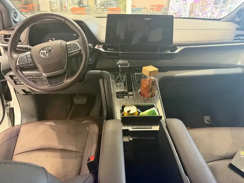 Toyota Granvia — фото 4