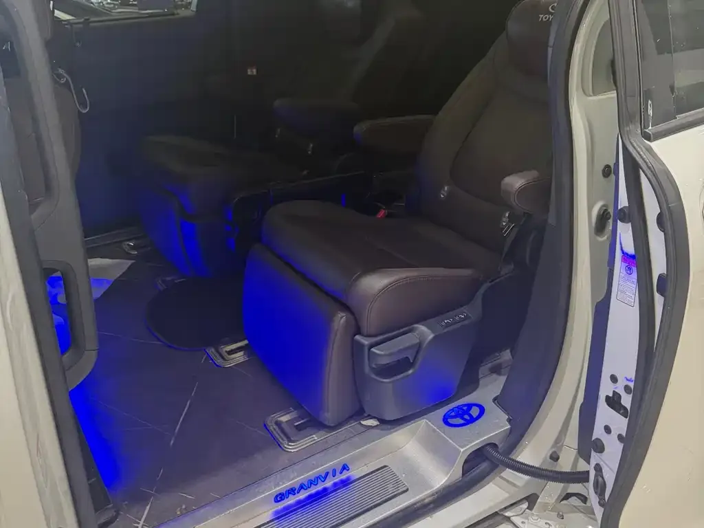 Toyota Granvia — фото 6