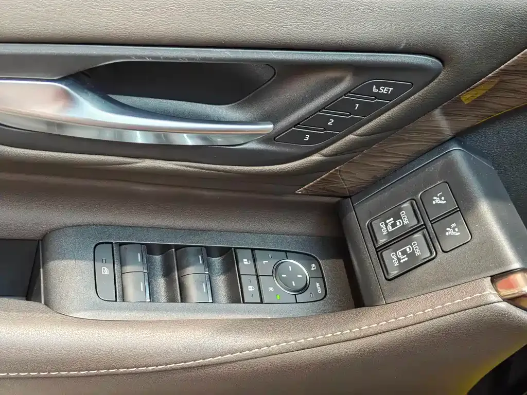 Toyota Alphard — фото 10