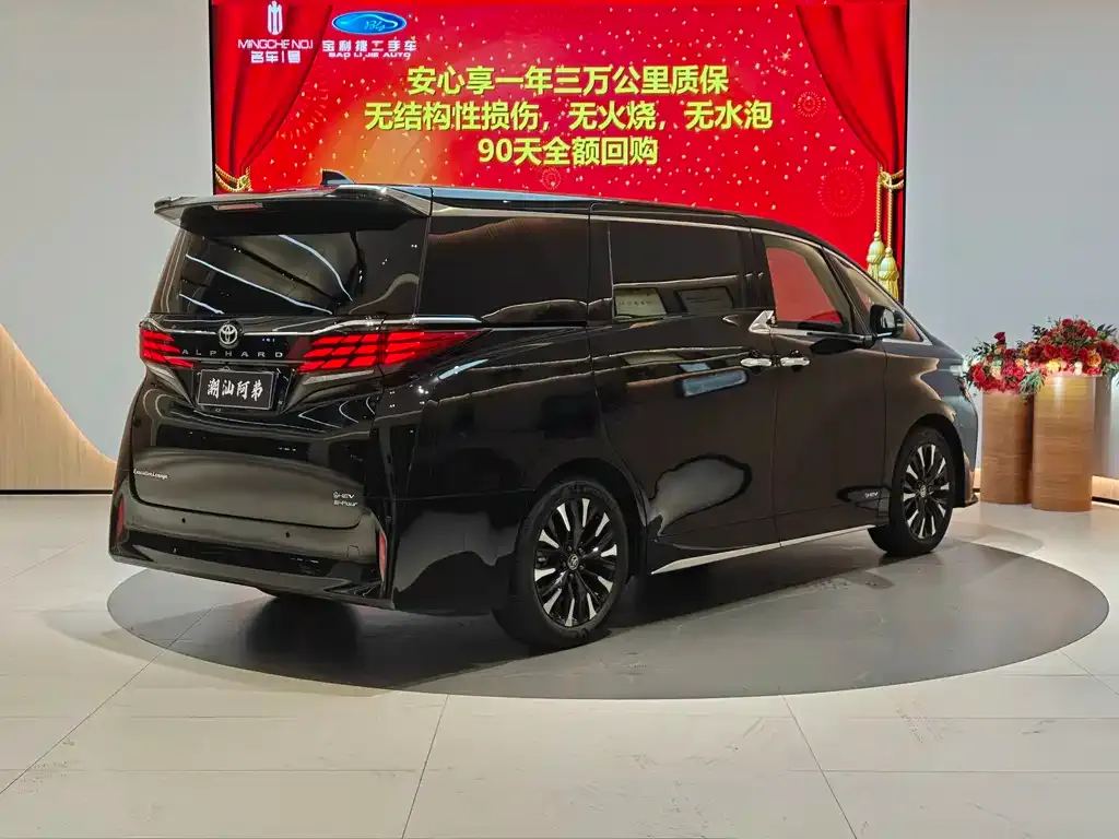 Toyota Alphard — фото 2