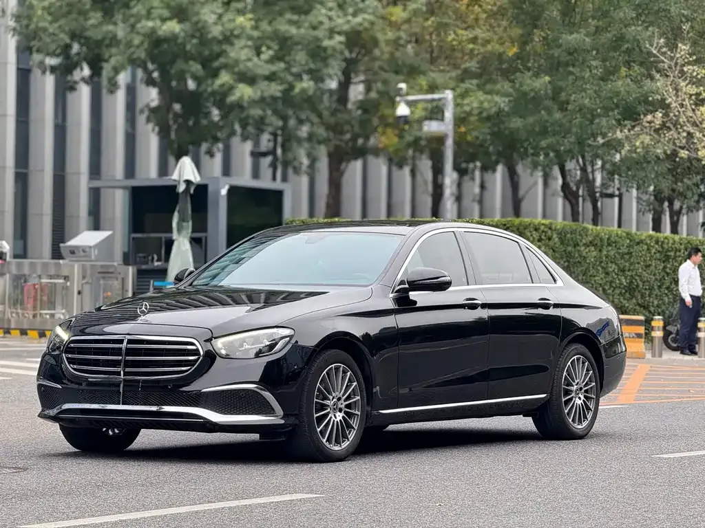 Mercedes-Benz E-Class — фото 1