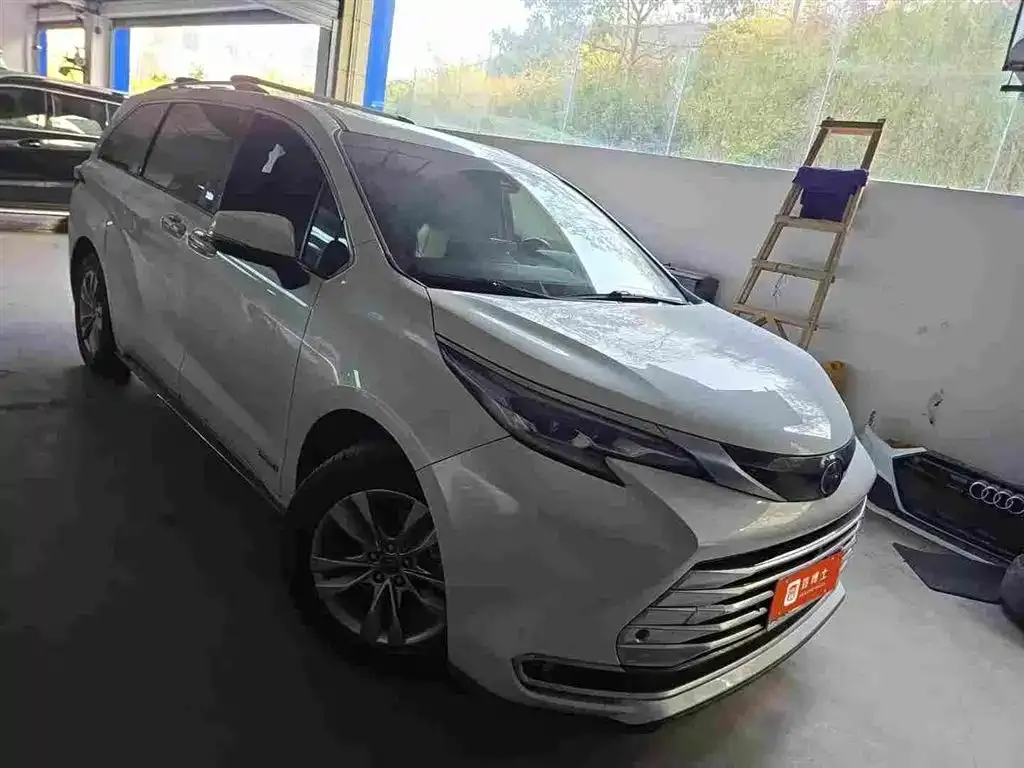 Toyota Sienna — фото 2