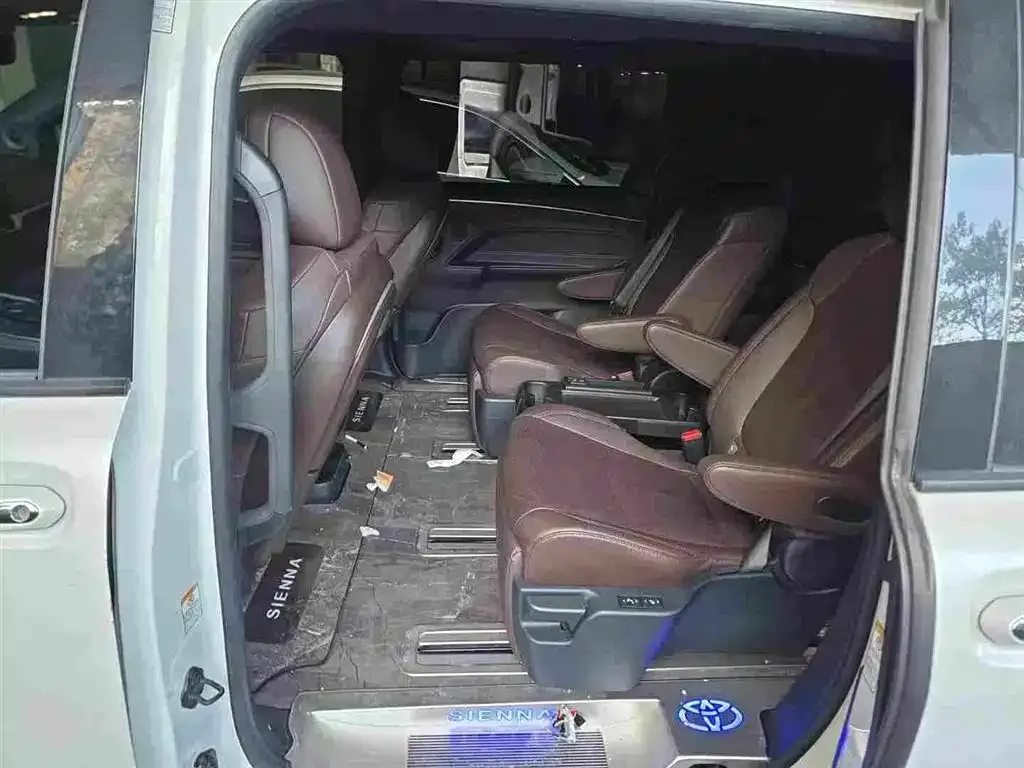 Toyota Sienna — фото 6
