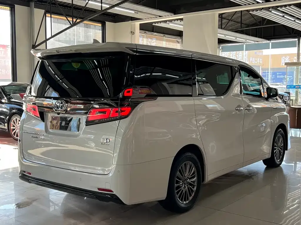 Toyota Vellfire — фото 4