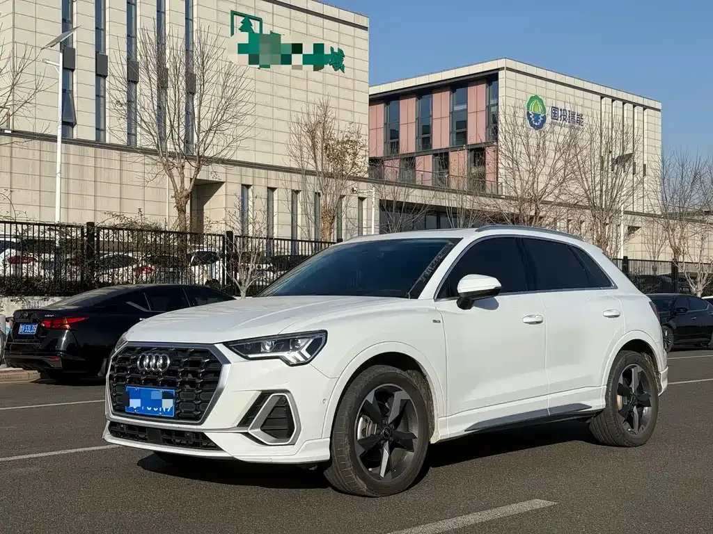 Audi Q3 — фото 1