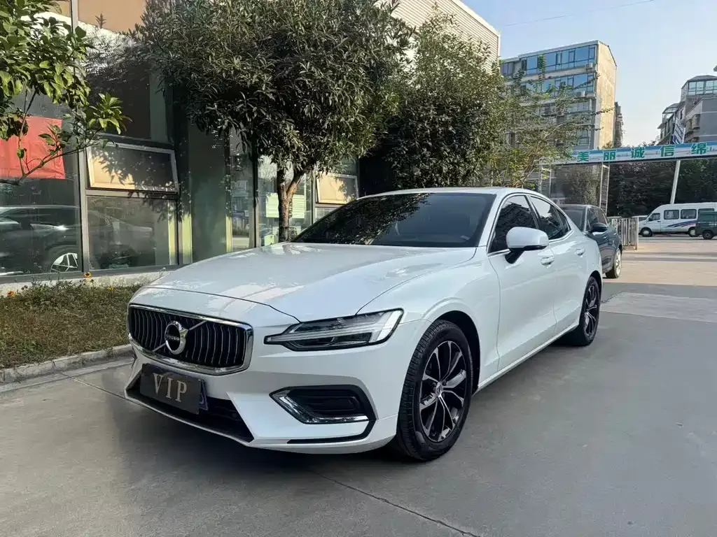 Volvo S60 — фото 1