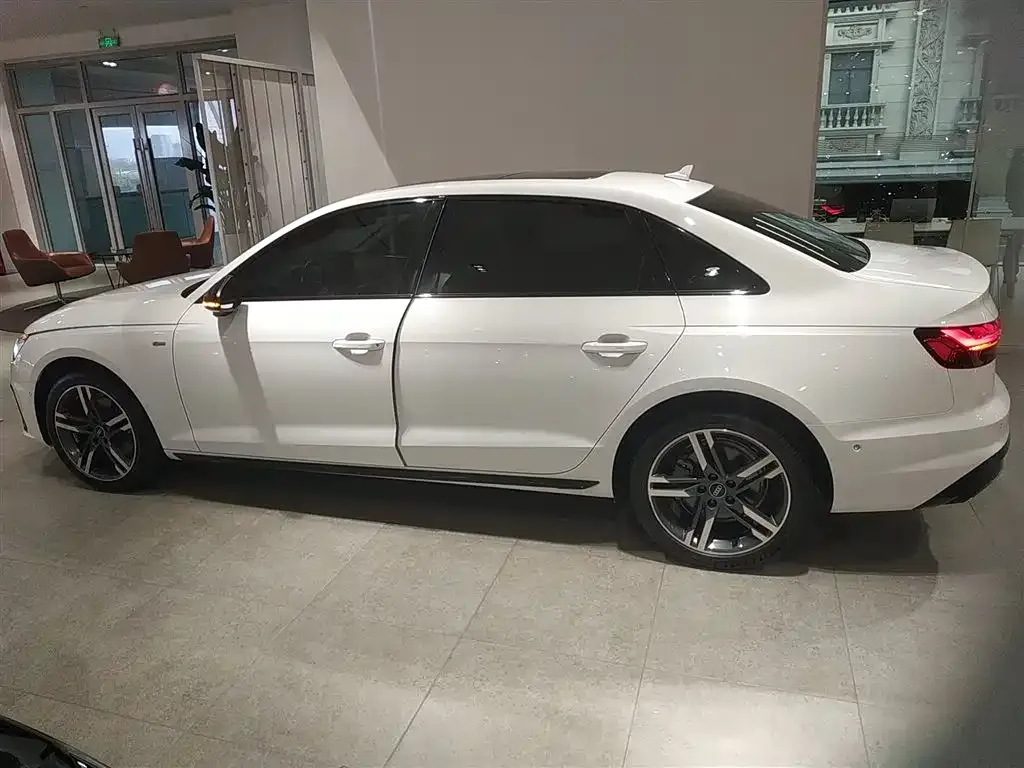 Audi A4L 2022 из CN, фото 5