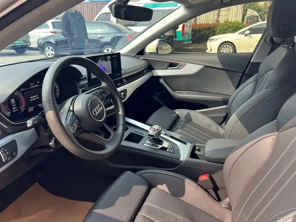Audi A4L 2022 из CN, фото 4