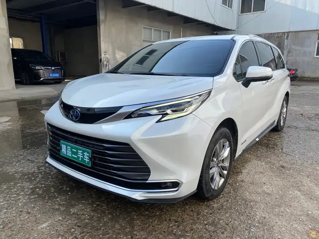 Toyota Sienna — фото 1