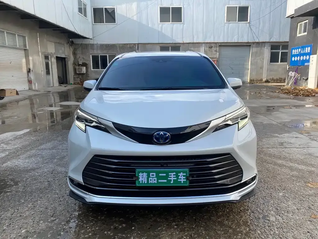 Toyota Sienna — фото 2