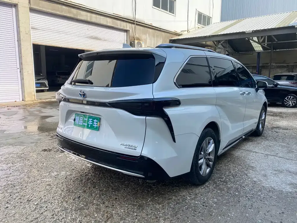 Toyota Sienna — фото 4