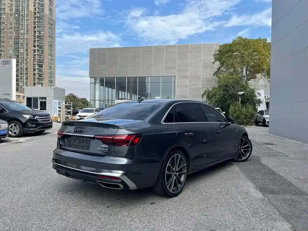 Audi A4L 2021 из CN, фото 2