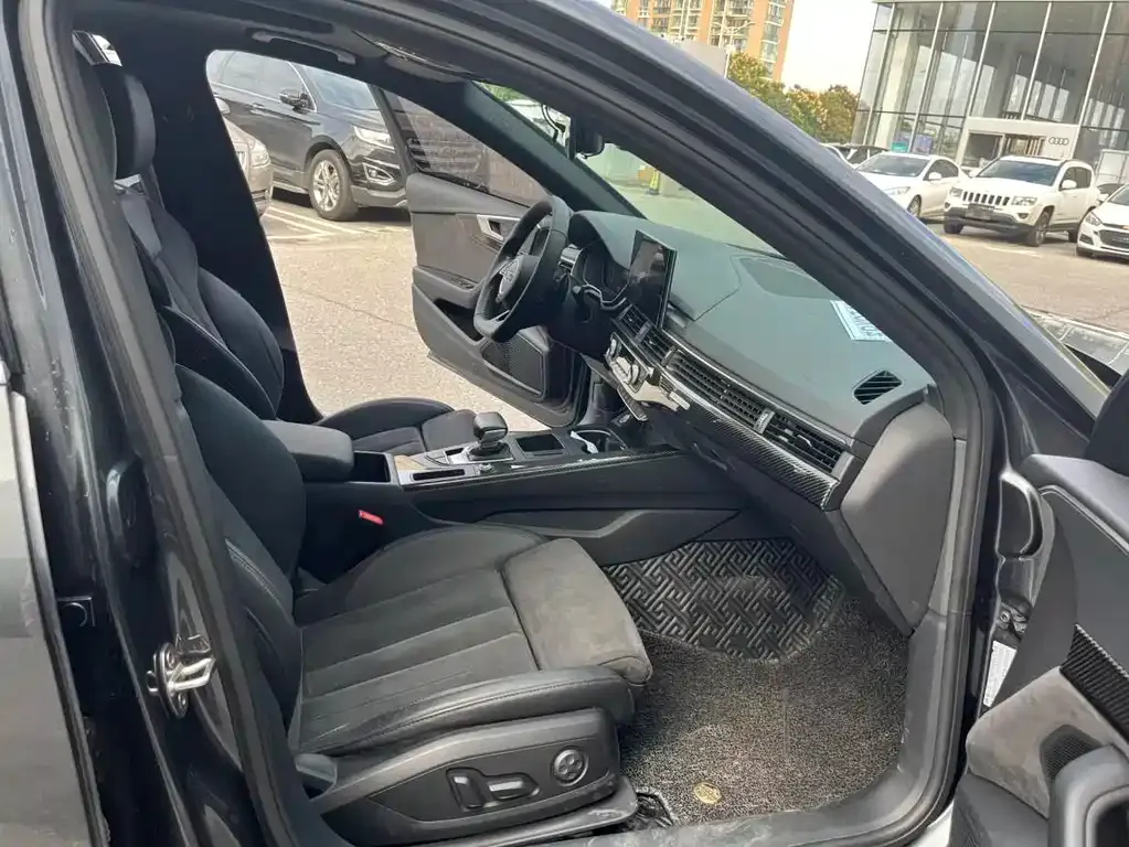 Audi A4L 2021 из CN, фото 8