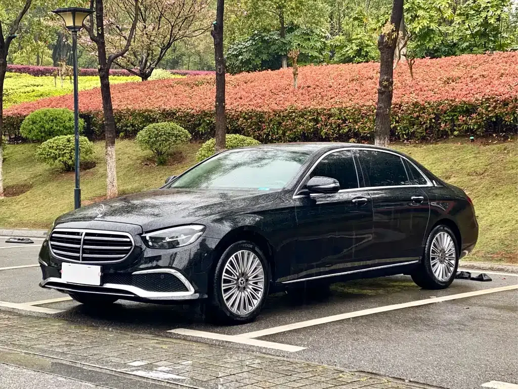 Mercedes-Benz E-Class — фото 1