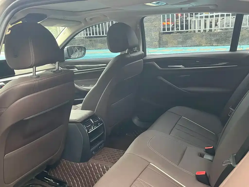 BMW 5 Series 2022 из CN, фото 8