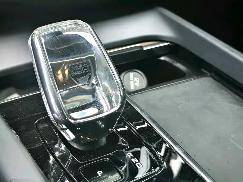 Volvo XC60 — фото 10