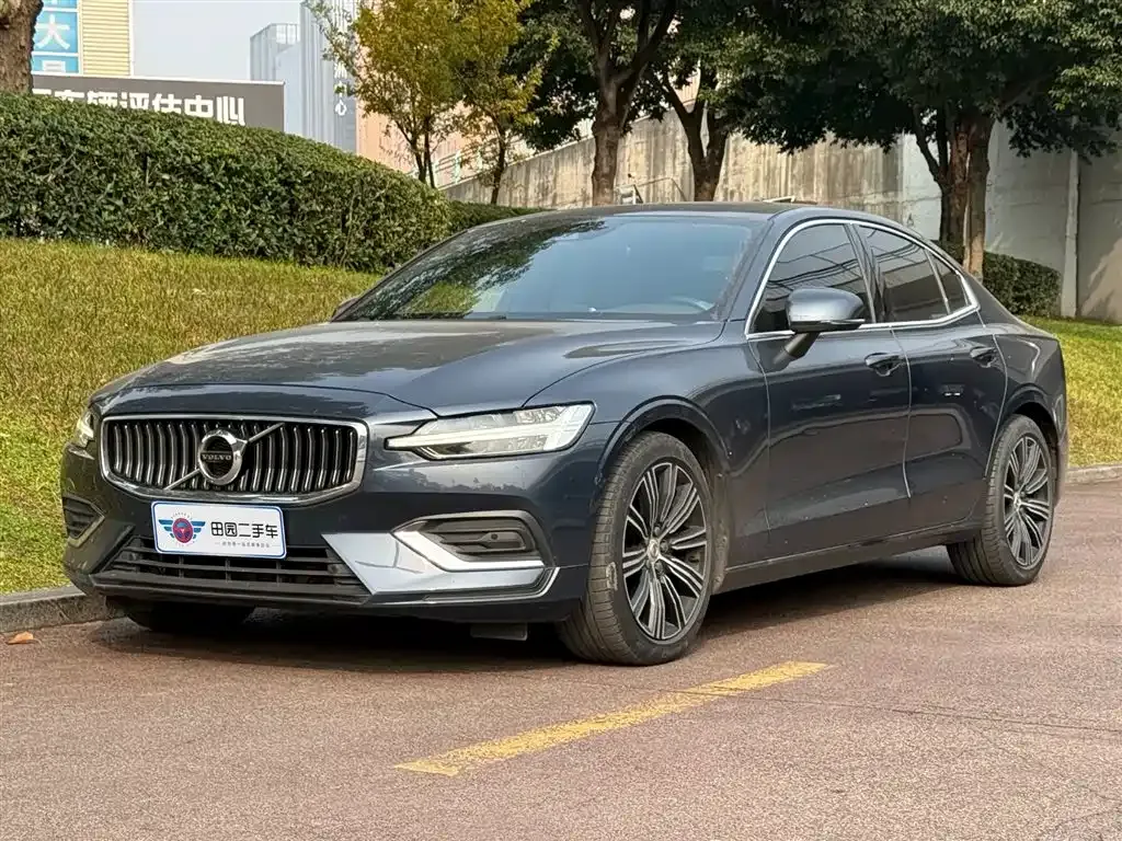 Volvo S60 — фото 1