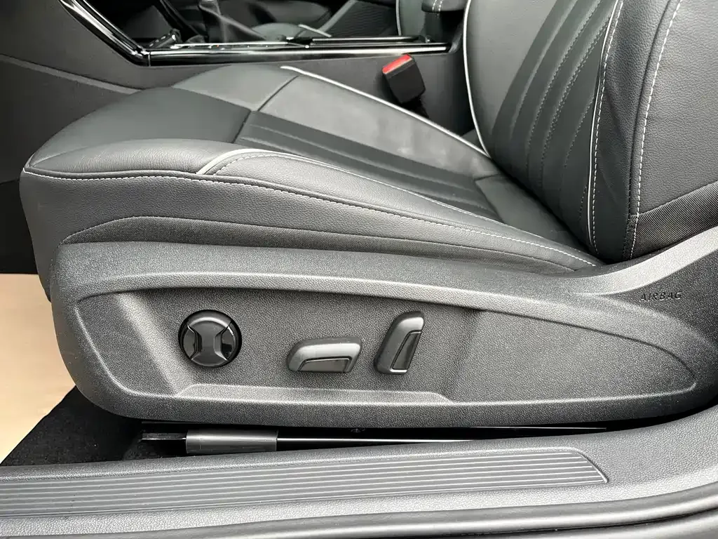 Volkswagen Passat 2023 из CN, фото 10