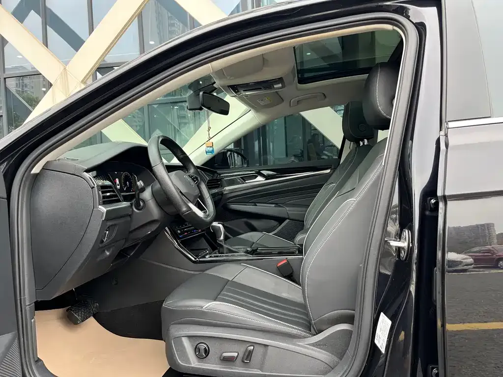 Volkswagen Passat 2023 из CN, фото 4