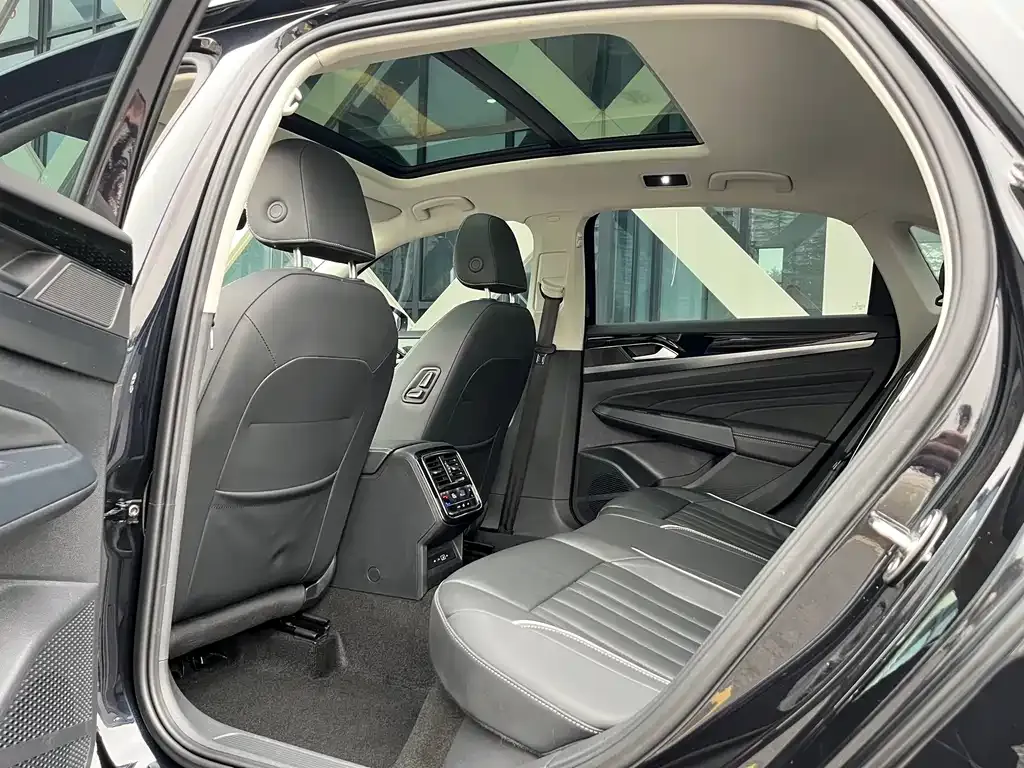 Volkswagen Passat 2023 из CN, фото 5