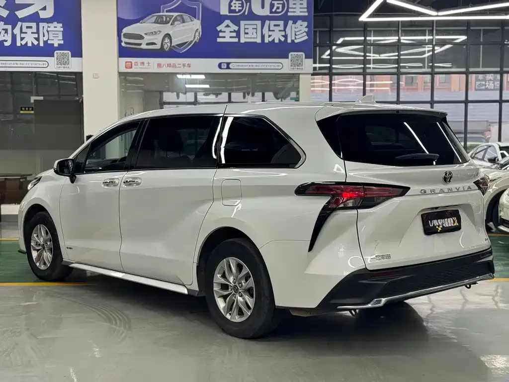 Toyota Granvia — фото 10