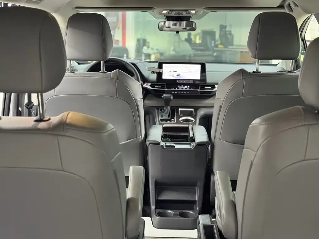 Toyota Granvia — фото 6