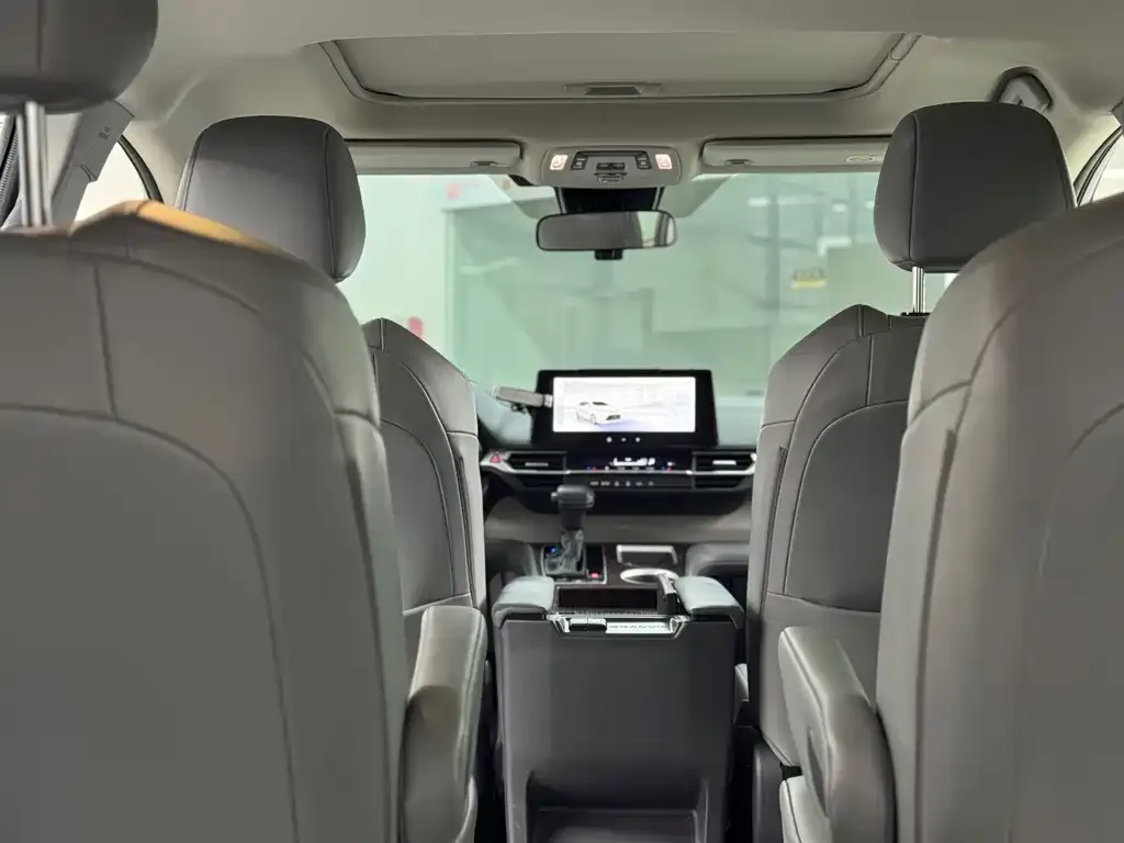 Toyota Granvia — фото 7