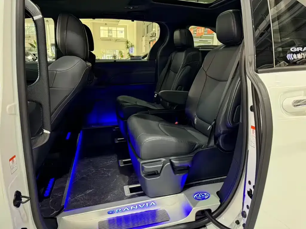 Toyota Granvia 2025 из CN, фото 9
